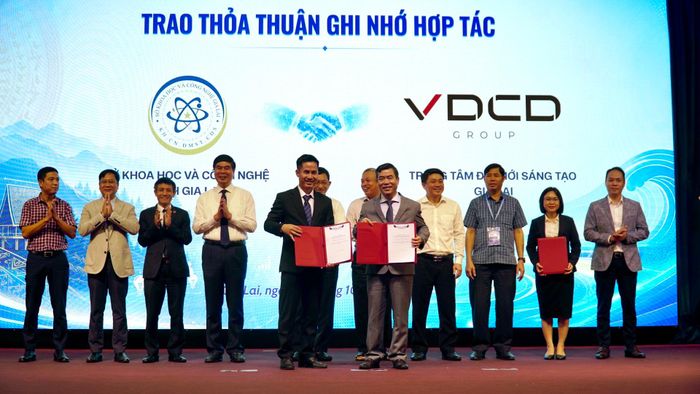 Trao thỏa thuận hợp tác giữa Sở Khoa học và Công nghệ tỉnh Gia Lai và Trung tâm Đổi mới sáng tạo Gia Lai.