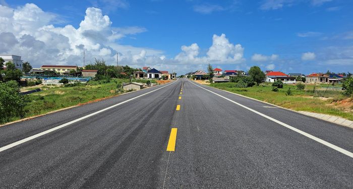 Trong đó, dự án đã hoàn thành thảm mặt đường bê tông nhựa lớp thứ nhất (lớp bê tông nhựa C19) được 62,73/80km, đạt 78,33% và hoàn thành thảm mặt đường bê tông nhựa lớp mịn mặt trên cùng (lớp bê tông nhựa C12.5) được 56,23/80km, đạt 71%.