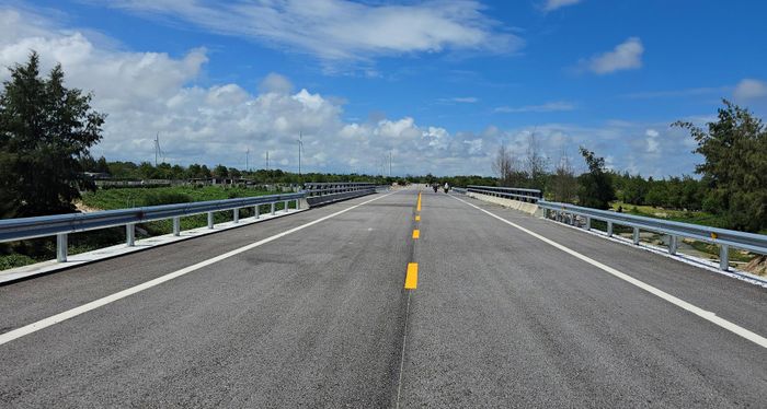 Đối với công tác thi công, đến nay dự án đã hoàn thành cơ bản các hạng mục cầu, cống, công trình thoát nước, đồng thời thi công nền, mặt đường các đoạn đã được bàn giao mặt bằng. Giá trị các hợp đồng xây lắp thực hiện đến nay đạt hơn 1.345/1.642,033 tỷ đồng (không gồm dự phòng), đạt 82%.