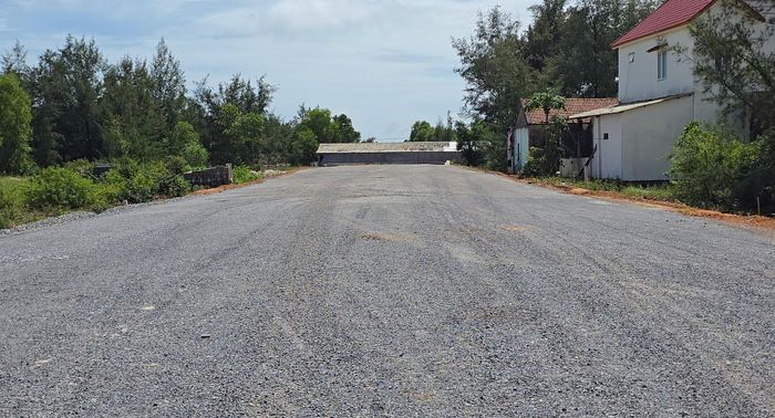 Đáng chú ý, đoạn qua xã Sen Ngư vẫn còn hơn 100m vướng mặt bằng. Đây cũng là điểm “nghẽn” mặt bằng chưa thể thông nền đường cuối cùng của đoạn tuyến từ phường Đồng Hới (tiếp giáp với tuyến đường Võ Nguyên Giáp) vào tới cuối dự án, thuộc xã Sen Ngư.