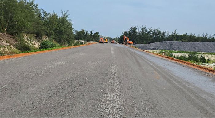 Để kịp tiến độ hoàn thành dự án trong năm 2026, Ban QLDA Đầu tư xây dựng Công trình giao thông tỉnh Quảng Trị cho biết, đã yêu cầu các nhà thầu tập trung nỗ lực, tận dụng tối đa thời tiết thuận lợi đẩy nhanh thi công hoàn thiện các hạng mục, đặc biệt các đoạn mới bàn giao mặt bằng... Đồng thời, đề nghị các địa phương khẩn trương giải quyết dứt điểm các vướng mắc và sớm bàn giao mặt bằng còn lại trên trong tháng 10/2026.