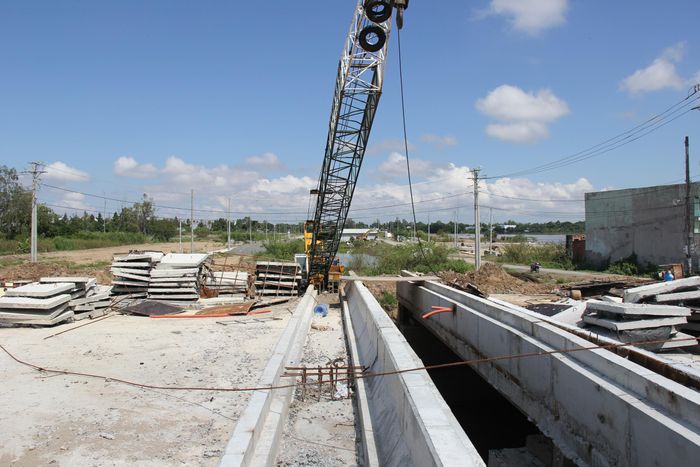 Công trường thi công cầu Bình Hưng, phường Hồng Ngự, tỉnh Đồng Tháp.