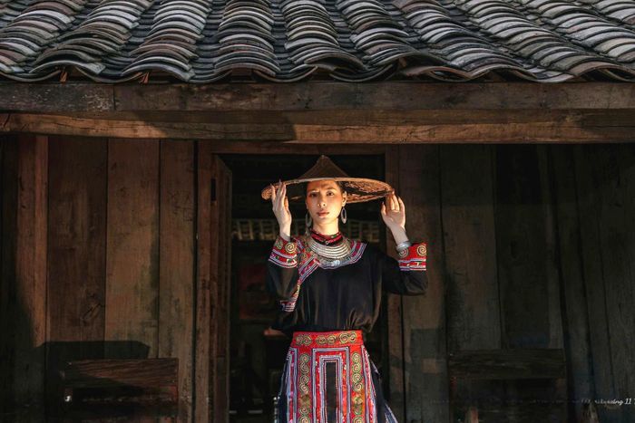 "Buổi chụp ảnh ở ngôi nhà cổ Tà Số tôi đã có được rất nhiều bức ảnh đẹp và mong muốn khu này còn nhiều điểm chụp ảnh, thăm quan hơn nữa", chị Lê Tuyên vui vẻ nói.