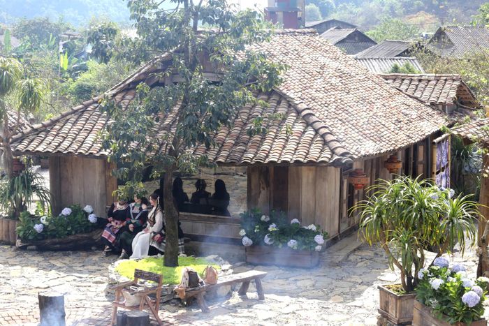 Thời gian gần đây tại bản Tà Số có một ngôi nhà cổ đang thu hút được lượng lớn du khách đến tham quan và chụp ảnh lưu niệm.