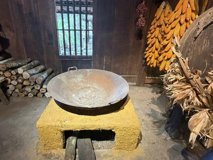 Những đồ dùng phục vụ cho cuộc sống người dân được bày trí trong ngôi nhà cổ ở bản Tà Số.