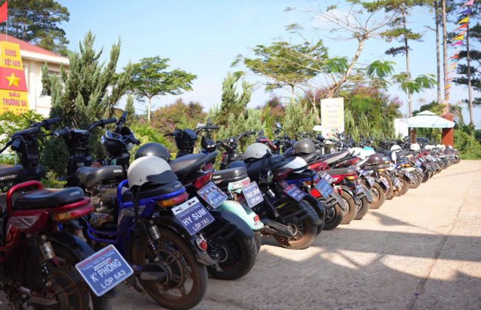 Xe đạp điện của học sinh Trường TH-THCS Tân Thượng được gắn biển nhận diện ghi rõ họ tên, lớp học và sắp xếp ngay ngắn trong khuôn viên trường. (Ảnh: CALĐ)