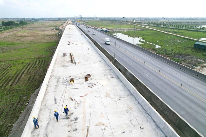 Tổ chức hệ thống hạ tầng kỹ thuật, giao thông, hạ tầng xã hội và phân bố các khu chức năng đô thị.