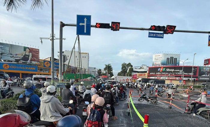 Vào giờ cao điểm, nút giao số 4 thường xuyên xảy ra tình trạng kẹt xe.