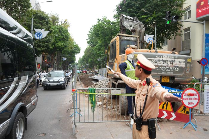 Các vị trí nơi có công trình thi công đều được CSGT phân luồng.