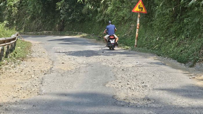 Mặt đường bị hư hỏng nghiêm trọng trên tuyến tỉnh lộ 101.