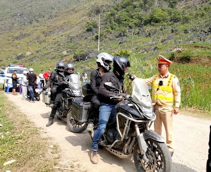 Lực lượng Cảnh sát giao thông tăng cường kiểm tra, xử lý, phân luồng đảm bảo an toàn giao thông trên các cung đường.