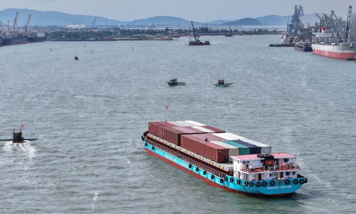 Theo lộ trình được đề xuất, kể từ cuối năm 2033, tàu sông mang cấp đăng kiểm VR-SB chưa chuyển đổi theo quy định sẽ không được hoạt động trên biển (Ảnh minh họa).