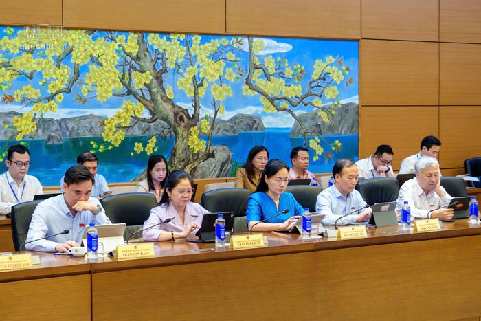 Các đại biểu thảo luận tại tổ chiều 24/10.  Ảnh: Media Quốc hội.