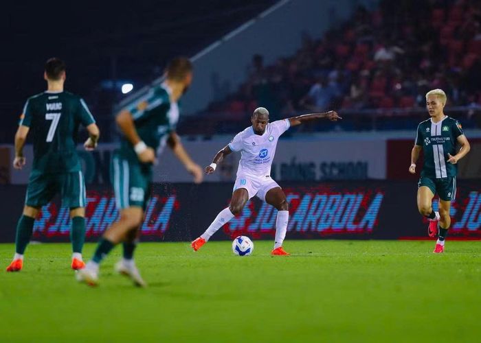 Nam Định (áo trắng) tạm thời vươn lên đứng thứ ba trên bảng xếp hạng V-League 2026-2027.