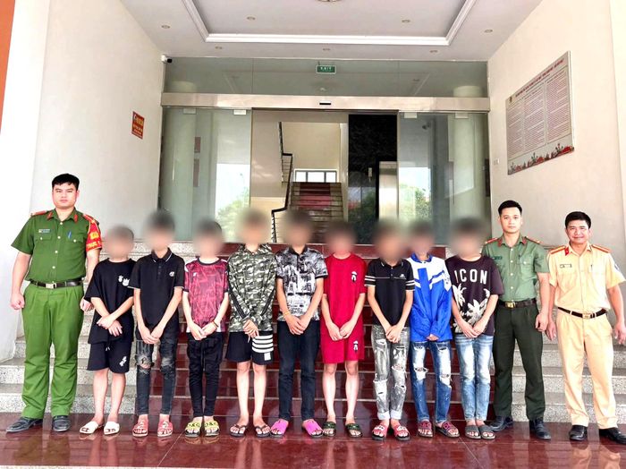 Công an xã Bảo Thắng (tỉnh Lào Cai) phối hợp với lực lượng chức năng làm rõ nhóm 12 thanh thiếu niên thường xuyên nhặt đá ném vào xe khách, xe tải lưu thông trên cao tốc Nội Bài - Lào Cai.