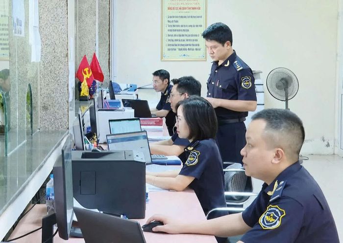 Cán bộ hải quan giải quyết thủ tục thông quan cho doanh nghiệp. Ảnh: Cục Hải quan