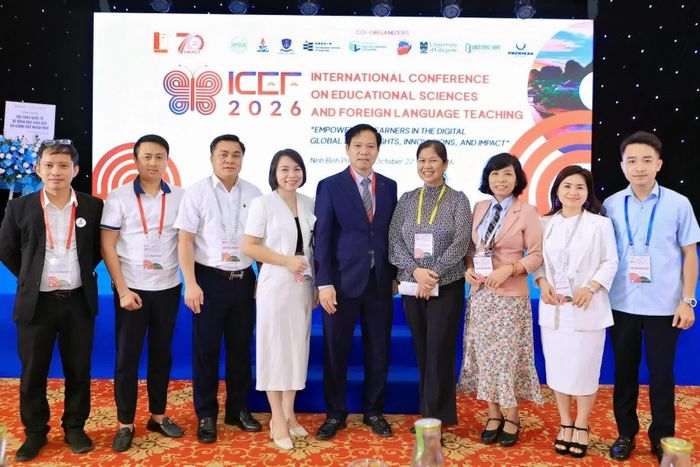  Các đại biểu đến từ Học viện Chính sách và Phát triển và Giáo sư Gina.O.Gonong - nguyên Thứ trưởng Bộ Giáo dục Philippines (đứng thứ tư, bên phải). Ảnh: Hùng Anh 