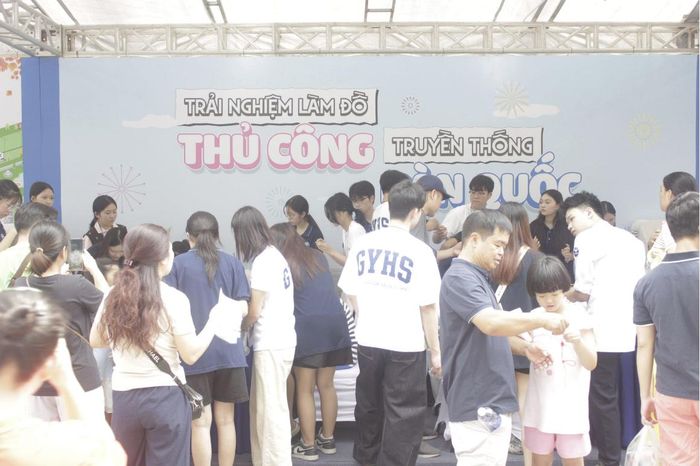 Các khu vực trải nghiệm thu hút sự quan tâm của người dân (Ảnh: Phương Anh).