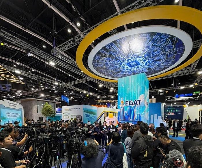 Báo chí tác nghiệp tại gian hàng EGAT ở Gastech 2026. Ảnh: VEC.