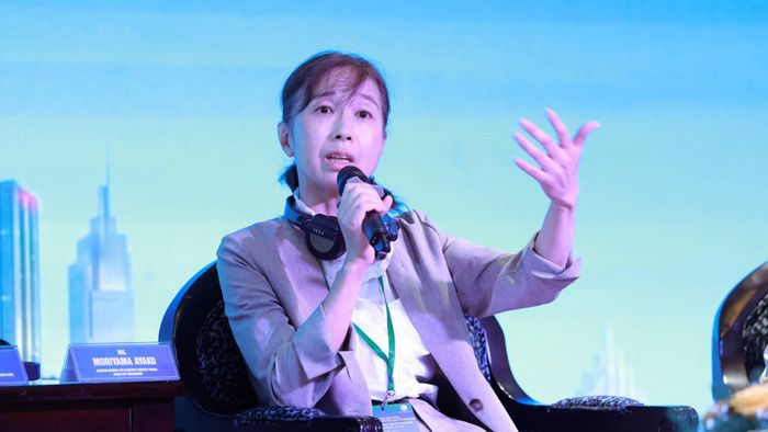  Bà Moriyama Ayako - Cục trưởng Cục Chiến lược Kinh tế, Chính quyền Thành phố Osaka chia sẻ nhiều kinh nghiệm về phát triển TOD, doanh nghiệp nhỏ và vừa đổi mới sáng tạo.