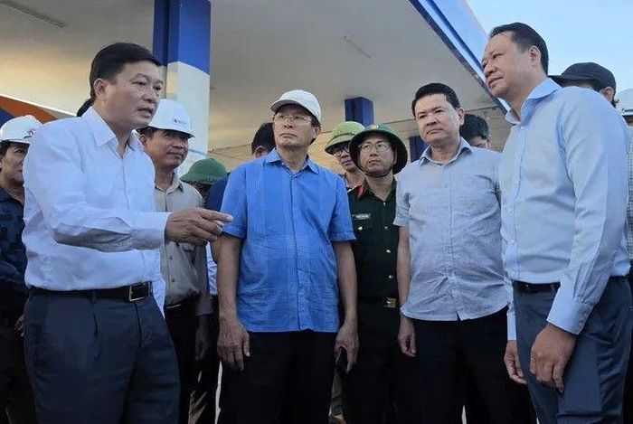 Thứ trưởng Bộ Xây dựng Lê Hồng Vinh yêu cầu chủ đầu tư và các nhà thầu đẩy nhanh tiến độ dự án mở rộng đường cao tốc Bắc - Nam phía Đông, đoạn Cam Lộ - La Sơn. 