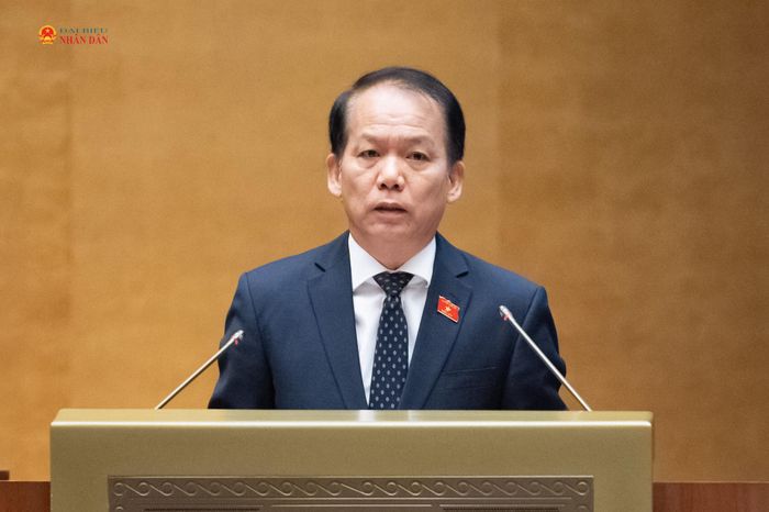 Bộ trưởng Tư pháp Hoàng Thanh Tùng trình bày tờ trình dự án Luật sửa đổi, bổ sung một số điều của Luật Bảo vệ môi trường. Ảnh: Phạm Thắng