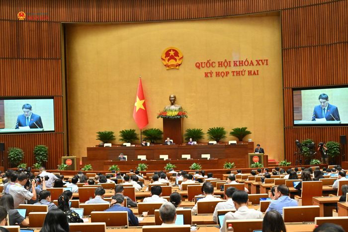 Chủ nhiệm Ủy ban Văn hóa và Xã hội Nguyễn Đắc Vinh trình bày Báo cáo thẩm tra dự án Luật Phát triển công nghiệp văn hóa. Ảnh: Quang Khánh