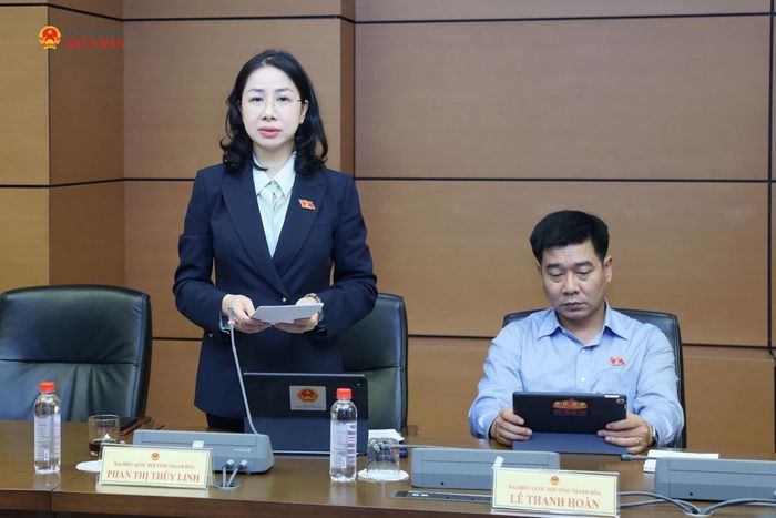ĐBQH Phan Thị Thùy Linh (Thanh Hóa) phát biểu thảo luận. Ảnh: An Nhiên