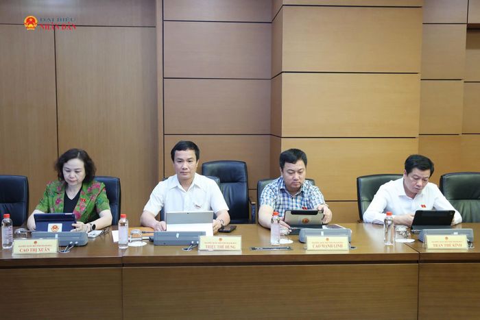 Các ĐBQH tỉnh Thanh Hóa tham dự thảo luận tổ. Ảnh: An Nhiên