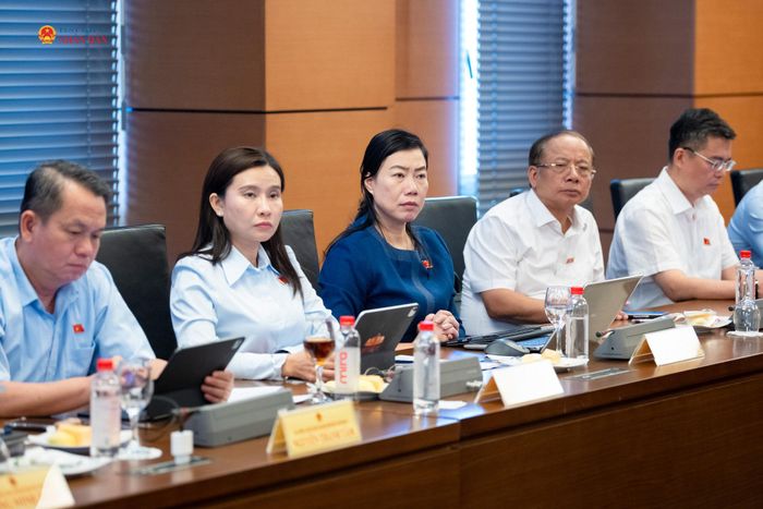 Đại biểu tham dự phiên thảo luận tại Tổ 2