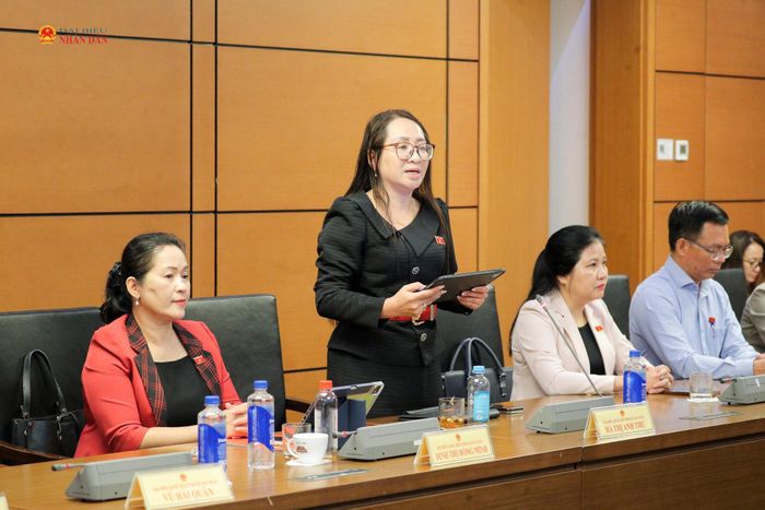 ĐBQH Hà Thị Anh Thư (Quảng Ngãi) phát biểu. Ảnh: Hồ Long