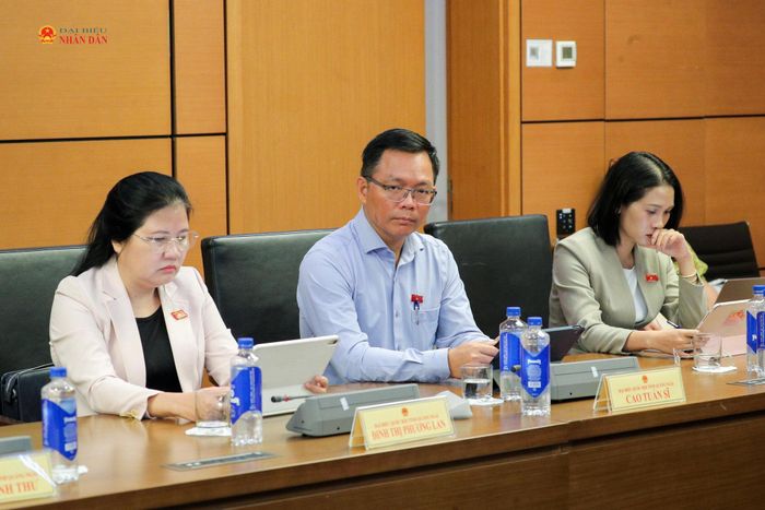 Các đại biểu dự phiên họp Tổ 11. Ảnh: Hồ Long