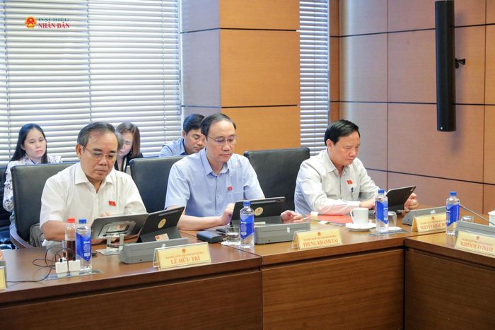 Phó Chủ tịch Quốc hội Nguyễn Khắc Định và các đại biểu dự phiên họp Tổ 11. Ảnh: Hồ Long