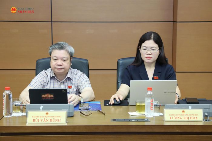 Các ĐBQH tỉnh Thanh Hóa tham dự thảo luận tổ. Ảnh: An Nhiên