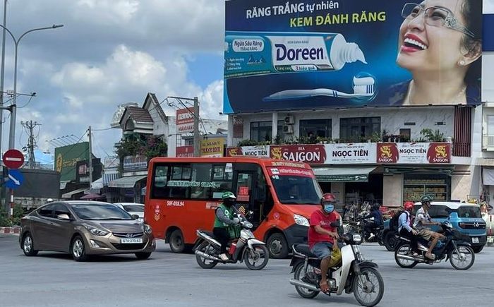 Xe buýt giúp người dân đi lại an toàn, tiết kiệm, đồng thời còn giảm ùn tắc giao thông