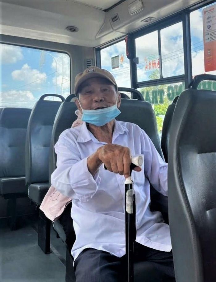 Ông Lý Thiên Đức cho biết, những người lớn tuổi như ông đi xe buýt an toàn và tiết kiệm