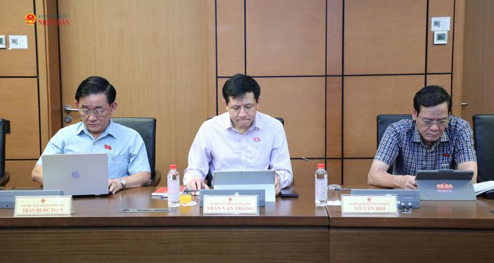Các ĐBQH tỉnh Vĩnh Long tham dự phiên thảo luận