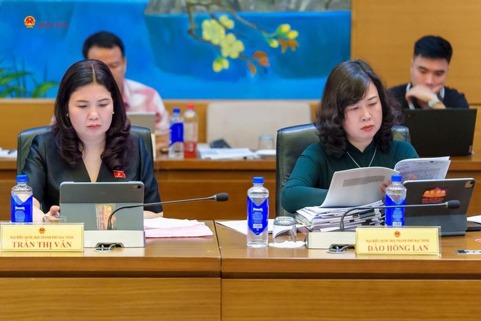 Các đại biểu tham dự phiên thảo luận tại Tổ 7. Ảnh: Tiến Cường