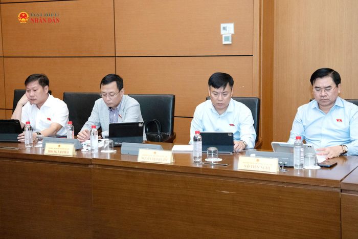 Các đại biểu tham dự phiên thảo luận tại Tổ 4. Ảnh: Lâm Hiển