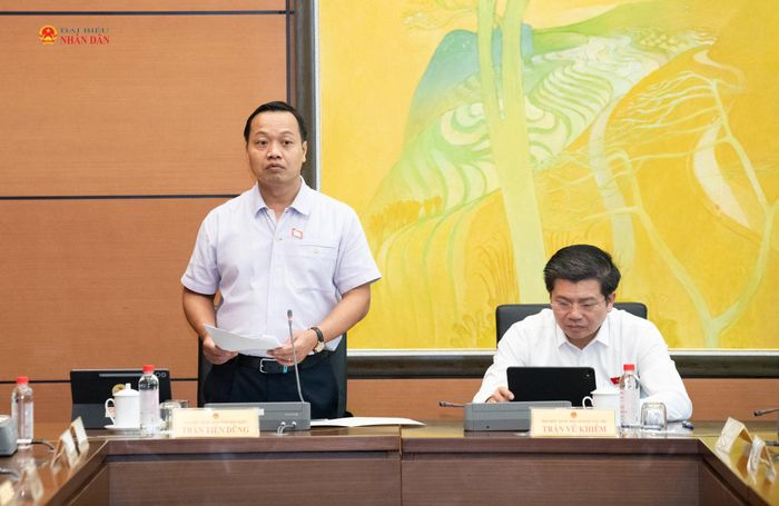 Ủy viên ương Đảng, Bí thư Tỉnh ủy, Trưởng Đoàn ĐBQH tỉnh Điện Biên chủ trì thảo luận tại Tổ 4. Ảnh: Lâm Hiển
