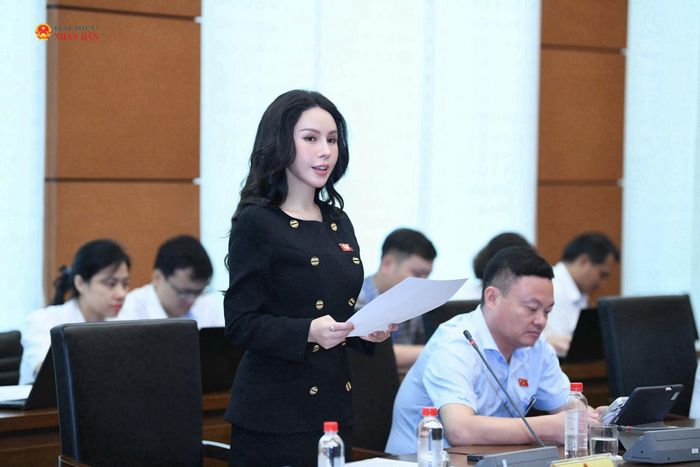 ĐBQH Lê Nữ Thùy Dương (TP. Đồng Nai) phát biểu thảo luận tại Tổ. Ảnh: Lâm Hiển
