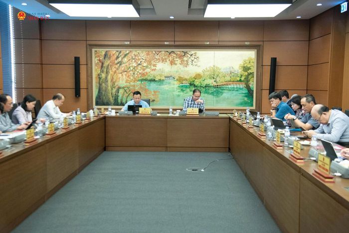 Quang cảnh thảo luận tại Tổ 1. Ảnh: Xuân Quý