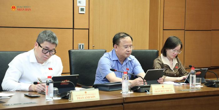 Các ĐBQH tỉnh Nghệ An dự phiên thảo luận tổ
