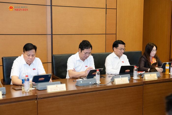 Các đại biểu tham dự phiên thảo luận tại Tổ 3. Ảnh: Lâm Hiển