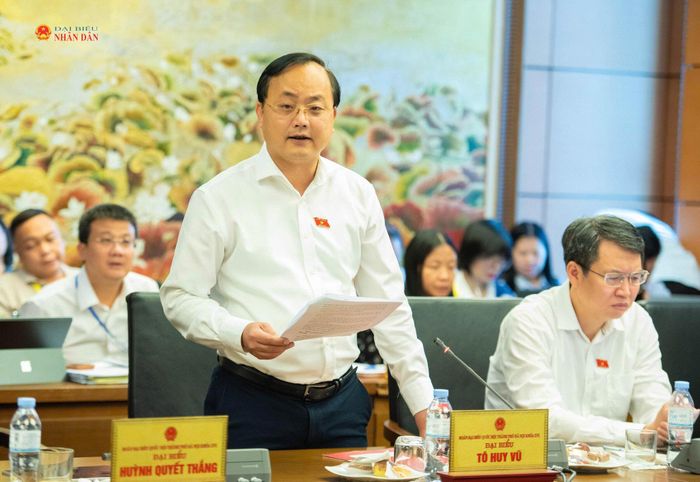 ĐBQH Tô Huy Vũ (Hà Nội) tán thành chủ trương cắt giảm thủ tục hành chính cho doanh nghiệp, đẩy mạnh phân quyền cho địa phương. Ảnh: Xuân Quý