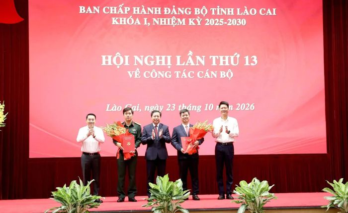 Thường trực Tỉnh ủy Lào Cai tặng hoa chúc mừng hai đồng chí Lương Hoàng Giang và Nguyễn Minh Toàn