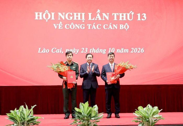Đồng chí Bí thư Tỉnh ủy Dương Quốc Huy trao Quyết định, tặng hoa chúc mừng đồng chí Lương Hoàng Giang và đồng chí Nguyễn Minh Toàn