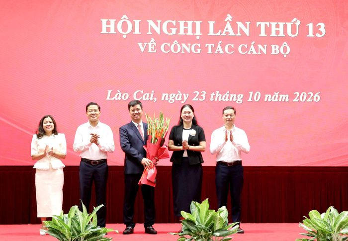 Đại diện lãnh đạo Ủy ban Kiểm tra Tỉnh ủy và Ban Tuyên giáo Tỉnh ủy tặng hoa chúc mừng tân Trưởng Ban Tuyên giáo Tỉnh ủy Nguyễn Minh Toàn