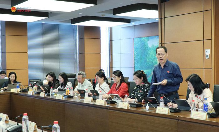 Các đại biểu tham gia thảo luận tại tổ