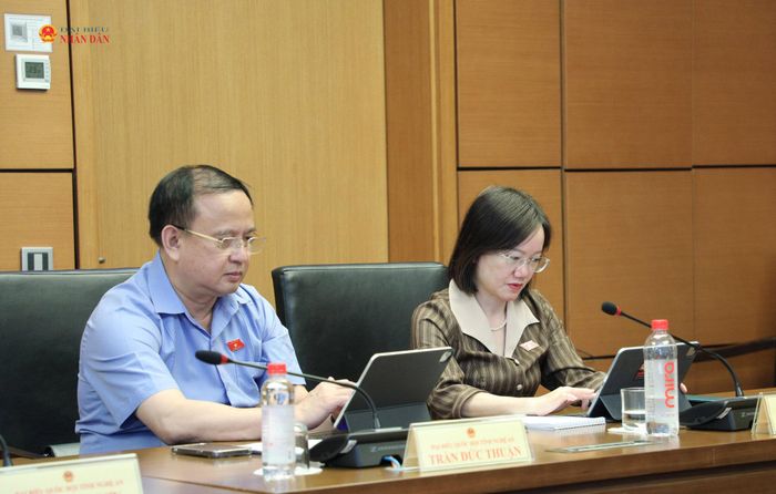 Các ĐBQH tỉnh Nghệ An dự thảo luận tại tổ